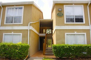 9481 Highland Oak Dr in Tampa, FL - Building Photo