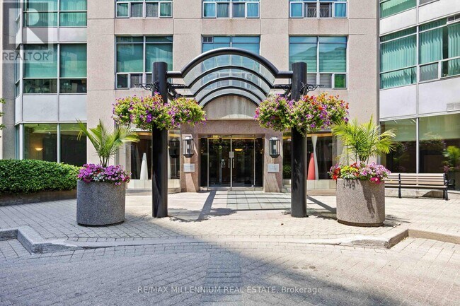 942-942 Yonge St in Toronto, ON - Building Photo - Building Photo