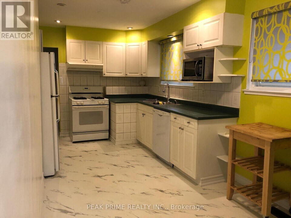 29 Yellowstone St in Toronto, ON - Building Photo