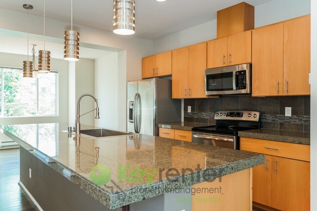 2800 SW Bataan St in Seattle, WA - Foto de edificio - Building Photo
