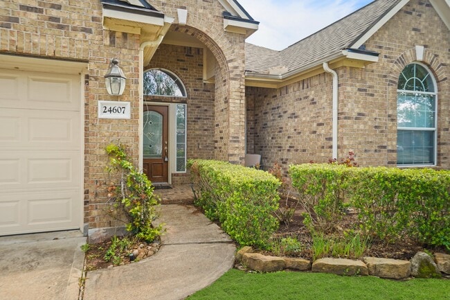 24607 Lake Path Cir