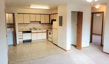 470 Peterson St in Iowa City, IA - Building Photo - Building Photo