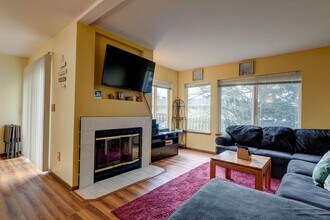 1250 SW Heller St in Oak Harbor, WA - Building Photo - Building Photo