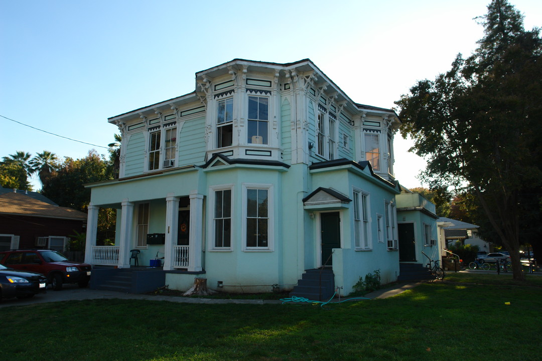 310 Normal Ave in Chico, CA - Foto de edificio