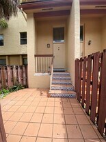 361 W Park Dr in Doral, FL - Building Photo