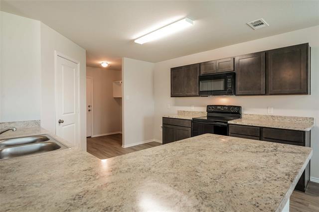 1513 Mark Ln in Ennis, TX - Building Photo