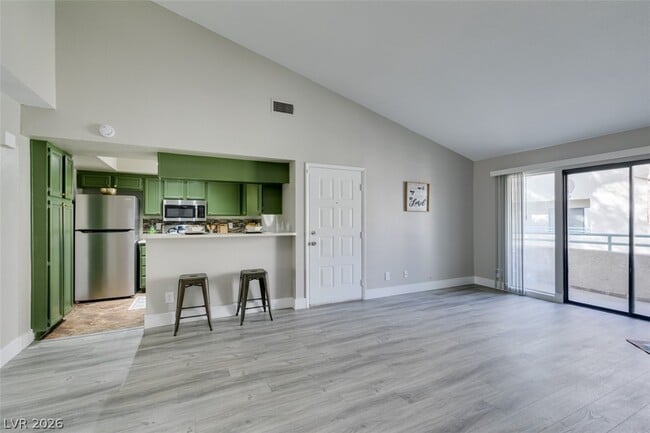 930 N Sloan Ln in Las Vegas, NV - Building Photo - Building Photo