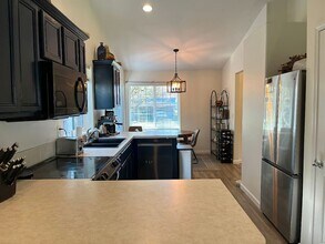 220 SW 3rd St in Dundee, OR - Building Photo - Building Photo