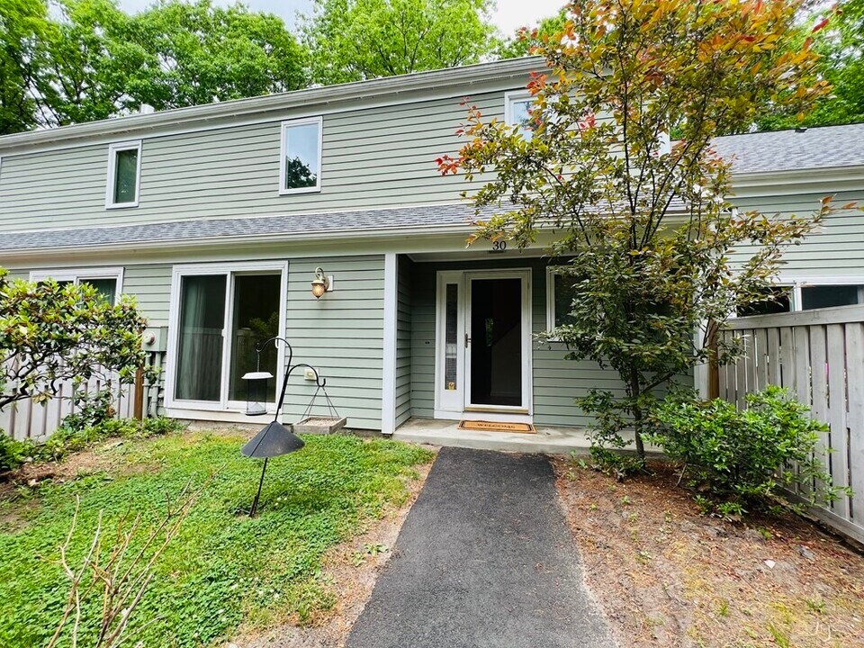30 Fifer Ln in Lexington, MA - Building Photo