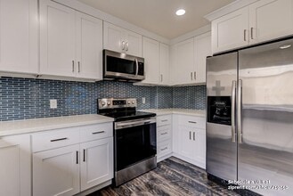 201 Carriage Dr in Santa Ana, CA - Building Photo - Building Photo