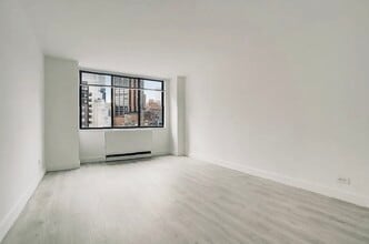 315 W 48th St, Unit 9F in New York, NY - Building Photo - Building Photo