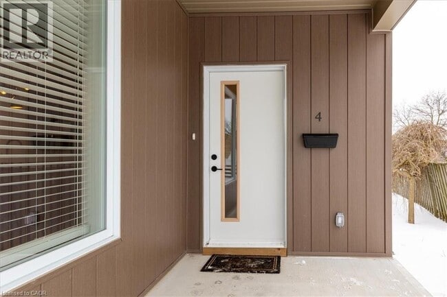 property at 2 Pipers Green Ct