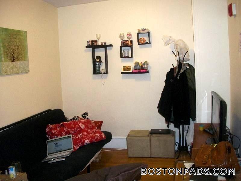 879 Beacon St in Boston, MA - Building Photo