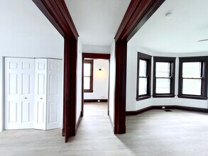 2241 Burnet Ave in Cincinnati, OH - Foto de edificio - Building Photo