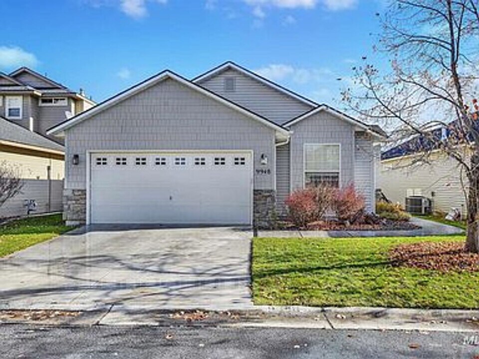 9948 W Sleepy Hollow Ln in Garden City, ID - Building Photo