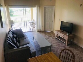 2100 Greenview Shores Blvd in Wellington, FL - Foto de edificio - Building Photo