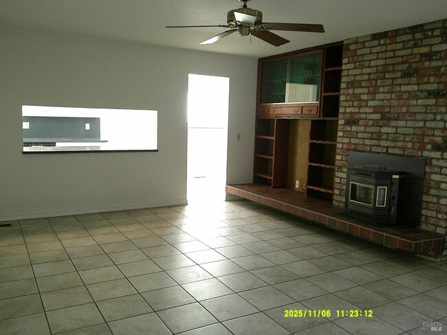 390 S Almond St in Dixon, CA - Building Photo - Building Photo