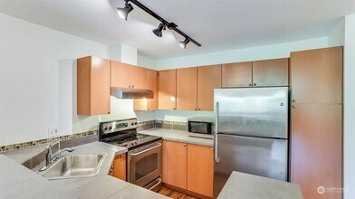 621 5th Ave N, Unit 310 in Seattle, WA - Building Photo - Building Photo