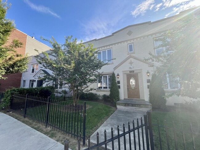 1247 Penn St NE, Unit 3 in Washington, DC - Foto de edificio - Building Photo