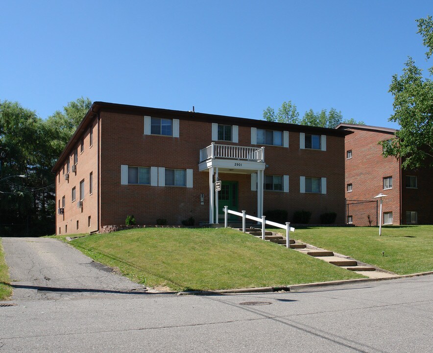 2901 Harwick Dr in Lansing, MI - Foto de edificio