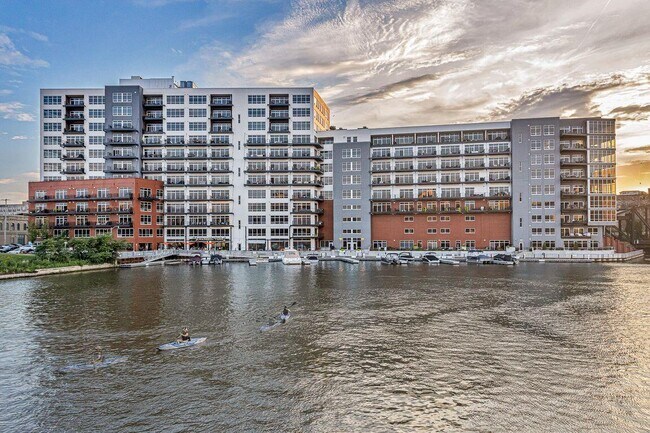 106 W Seeboth St in Milwaukee, WI - Foto de edificio - Building Photo