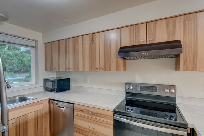 485 SW Bayshore Dr in Oak Harbor, WA - Building Photo - Building Photo