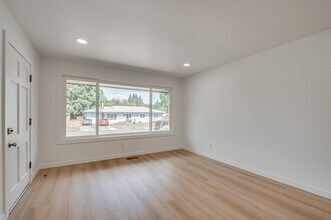 626 NE 19th Ave in Camas, WA - Building Photo - Building Photo