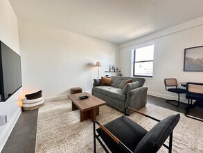 758 N Broadway in Milwaukee, WI - Foto de edificio - Building Photo