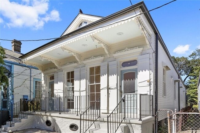 property at 1915 Dauphine St