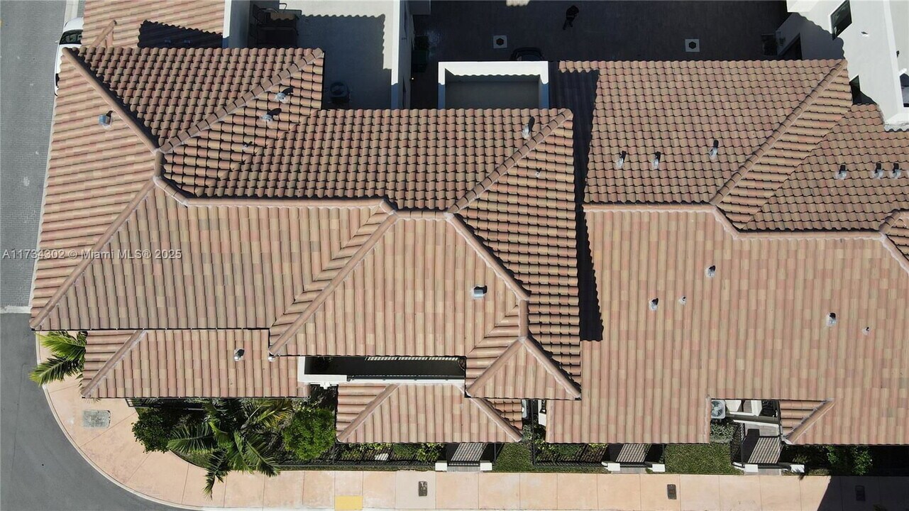 4242 NW 82nd Ave in Doral, FL - Building Photo