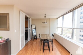 655 Irving in Chicago, IL - Building Photo - Building Photo