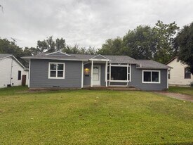 2202 Cunningham St in Irving, TX - Building Photo