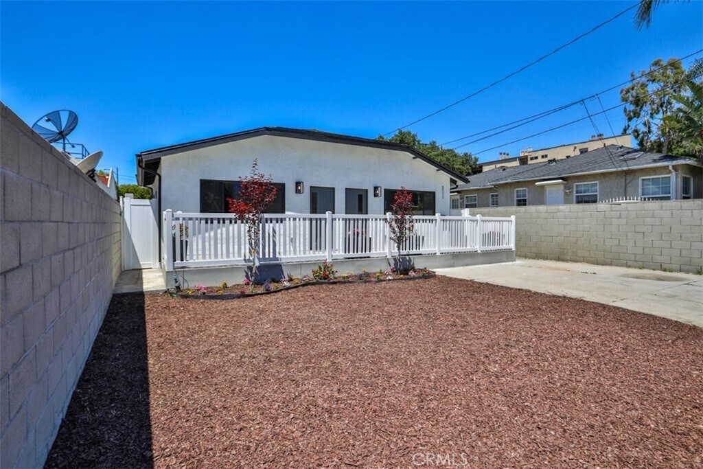 2111 Scott Rd, Unit 1 in Burbank, CA - Building Photo