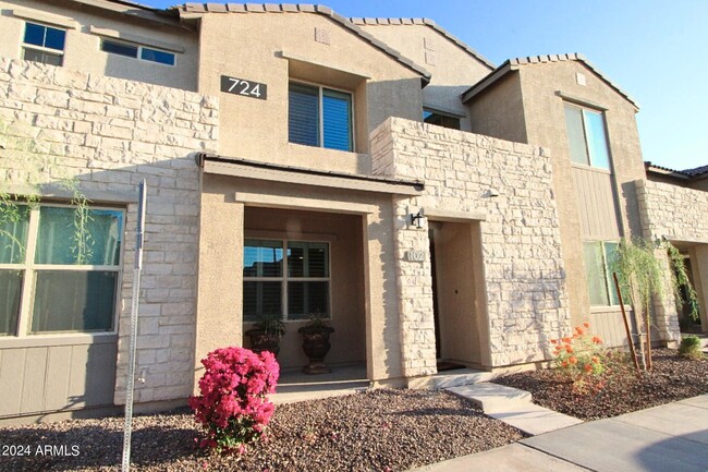 724 E Lark St in Gilbert, AZ - Foto de edificio - Building Photo