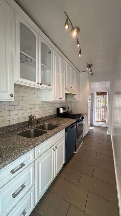 1330 Westerly Ter in Los Angeles, CA - Building Photo