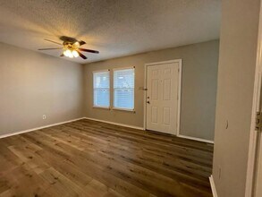 327 SW 3rd St in Grand Prairie, TX - Building Photo - Building Photo