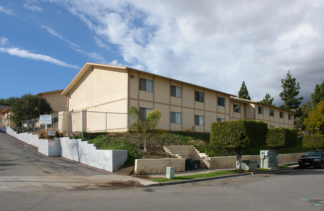 Crestside Apartments in Vista, CA - Foto de edificio - Building Photo