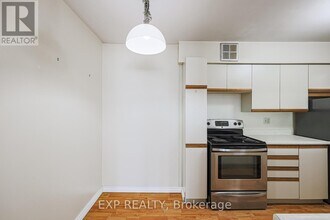 633-633 Bay St. in Toronto, ON - Building Photo - Building Photo