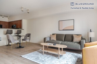 362 Bellevue Way NE in Bellevue, WA - Building Photo - Building Photo