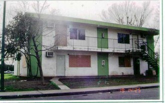 481 Acacia in Vacaville, CA - Building Photo