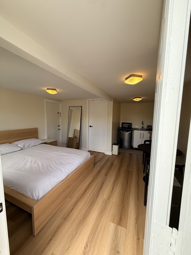 1295 Foothill Dr, Unit Studio in Simi Valley, CA - Foto de edificio - Building Photo