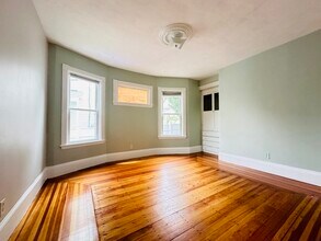 39 Cushman Rd, Unit 1 in Boston, MA - Foto de edificio - Building Photo