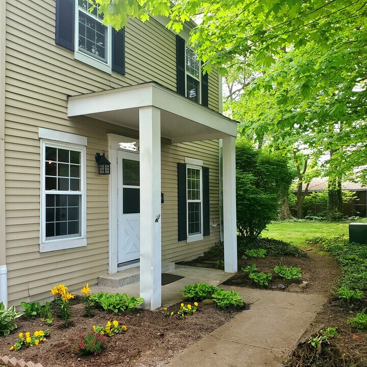 7297 Trotter Ln in Mentor, OH - Foto de edificio