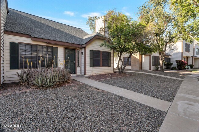 6611 W Kingston Ln in Glendale, AZ - Building Photo - Building Photo