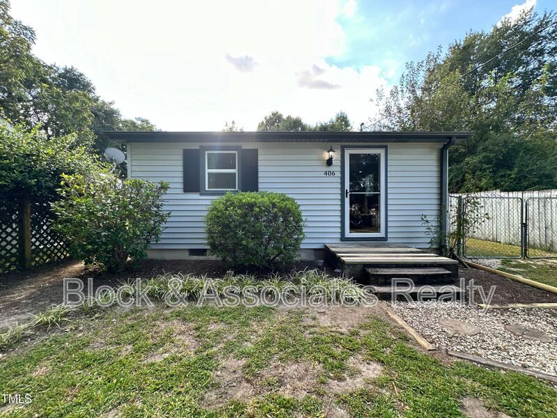 406 S Hughes St in Apex, NC - Building Photo