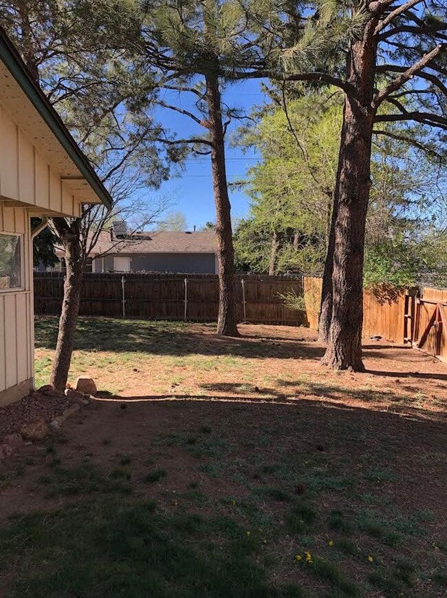 600 W Cheyenne Rd in Colorado Springs, CO - Building Photo - Building Photo