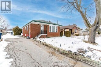 30 Gunton Dr in Toronto, ON - Building Photo - Building Photo