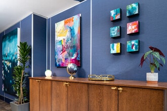 Aqua Via Apartments in Oakland, CA - Foto de edificio - Building Photo
