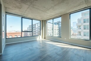 1001 W Washington St in Chicago, IL - Building Photo