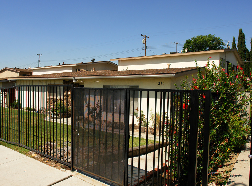 851 N Vineyard Ave in Ontario, CA - Building Photo